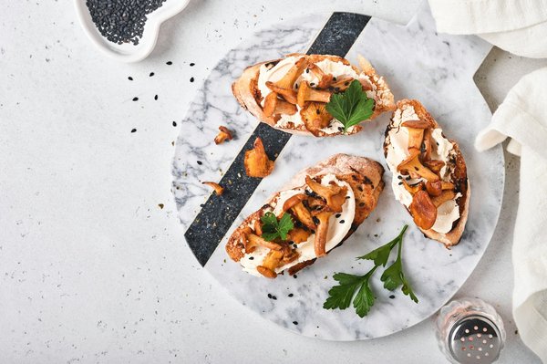 ¿Cómo preparar un sándwich club clásico con un relleno generoso?